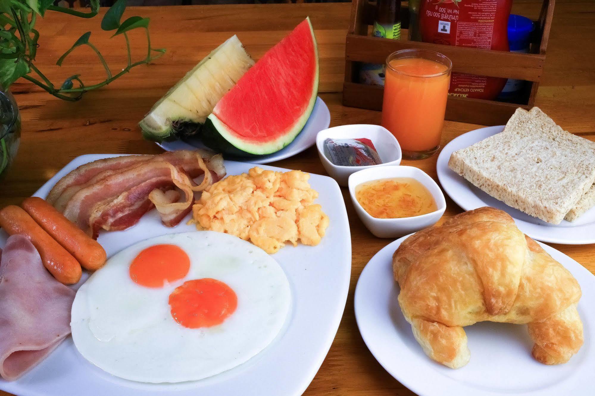 Naka Resort Kamala Beach Exteriör bild