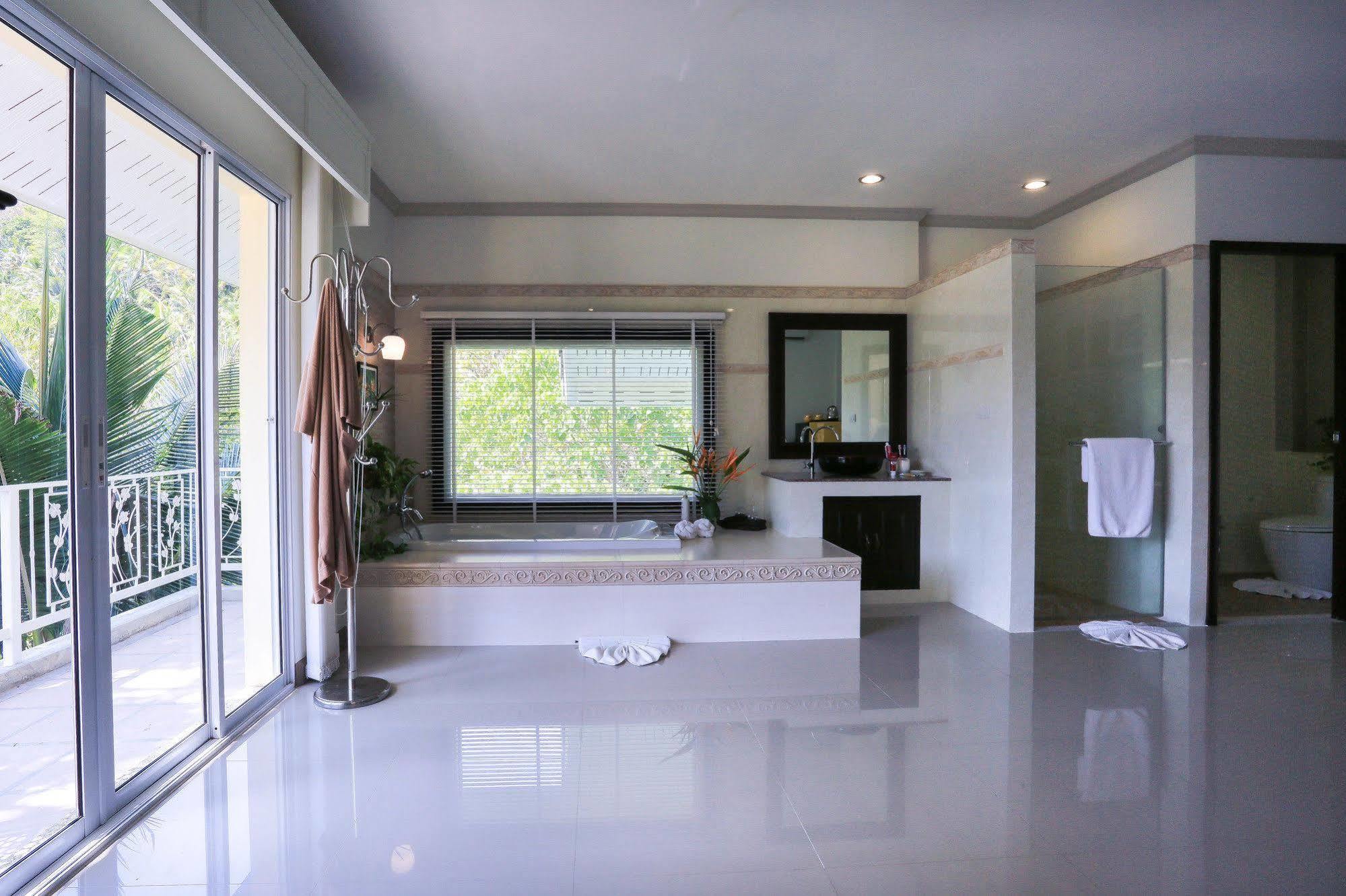 Naka Resort Kamala Beach Exteriör bild