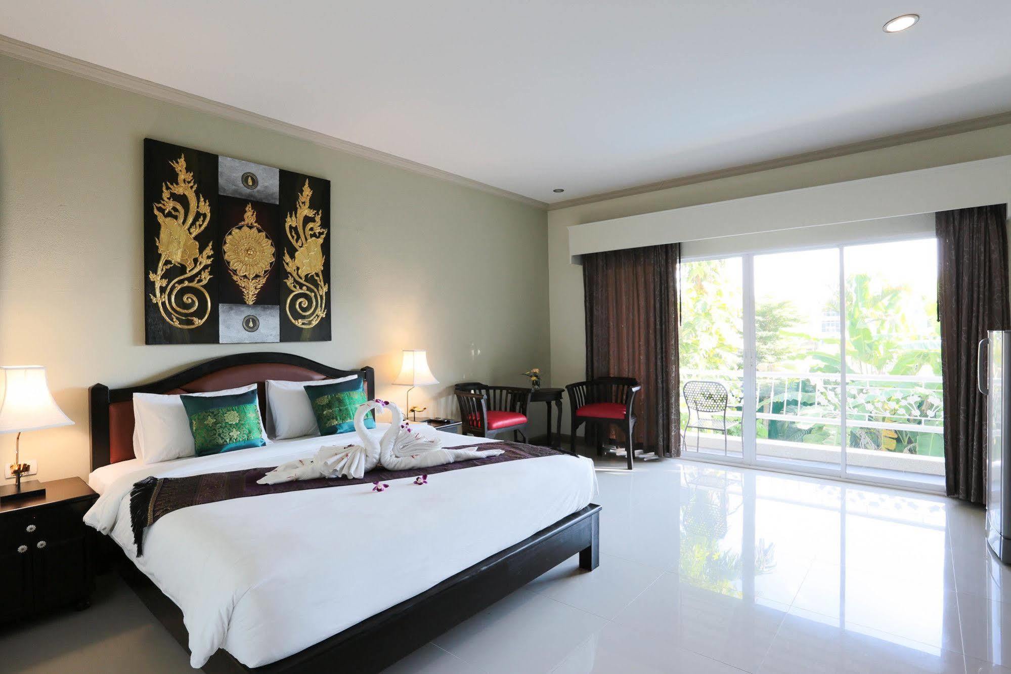 Naka Resort Kamala Beach Exteriör bild